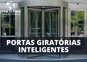 Porta giratória inteligente em prédio comercial, promovendo acesso eficiente e seguro.