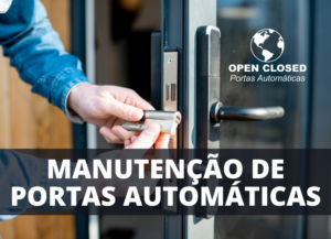 Técnico realizando manutenção em uma porta automática com ferramentas especializadas.