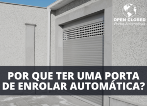 Porta de enrolar automática instalada em fachada industrial