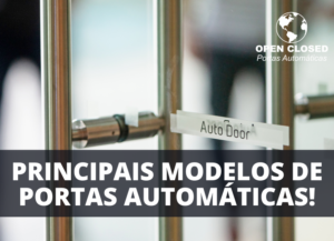 Detalhe de uma porta automática de vidro com a inscrição 'Auto Door'