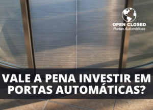 Porta automática de design moderno com iluminação natural, destacando os benefícios do investimento em portas automáticas em 2024.