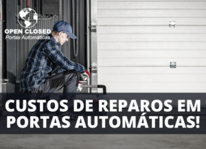 Custo de Reparos: profissional avaliando a manutenção de uma porta automática em ambiente industrial.